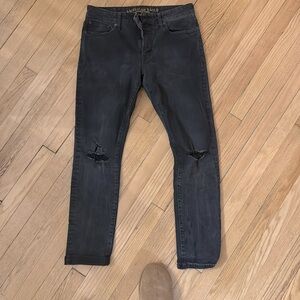 Men’s black destroyed denim. American eagle. 32x32